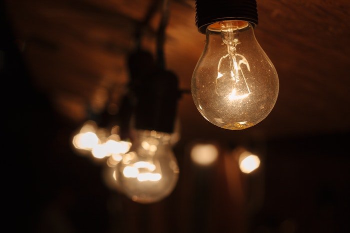 Фото лампочек на деревянном потолке