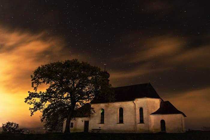Каменная церковь ночью
