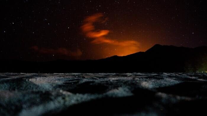 Силуэт горы под оранжевым ночным небом