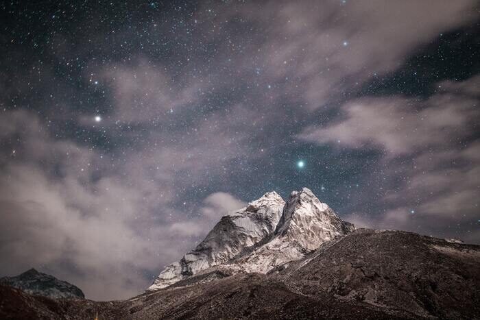 Фотография горы под ночным небом
