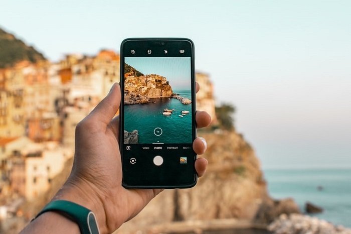 Smartphone Taking Picture of Coast - фотографирование смартфоном является растущей тенденцией