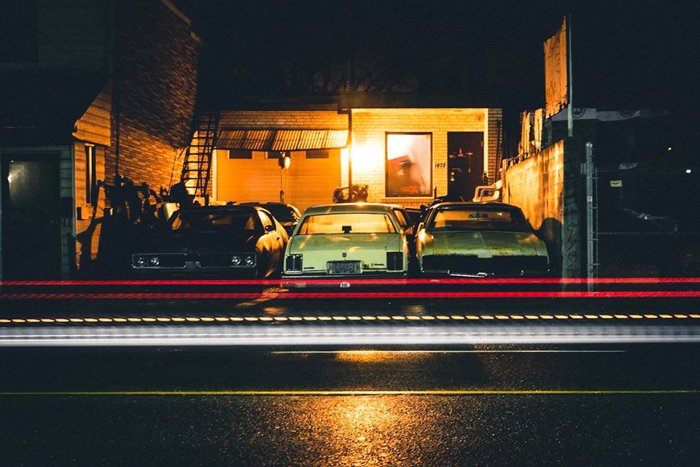 фото автомобилей, припаркованных перед домом в ночное время