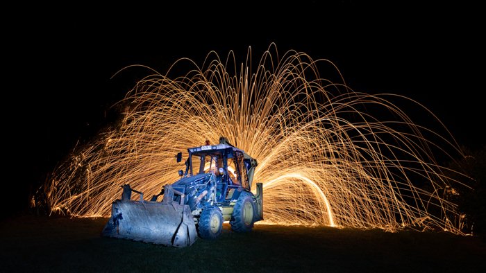фотография стальной ваты с трактором на переднем плане