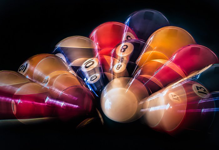 Фотография разноцветных бильярдных шаров со вспышкой медленной синхронизации