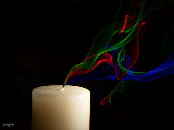 Фотография свечи с разноцветным дымом