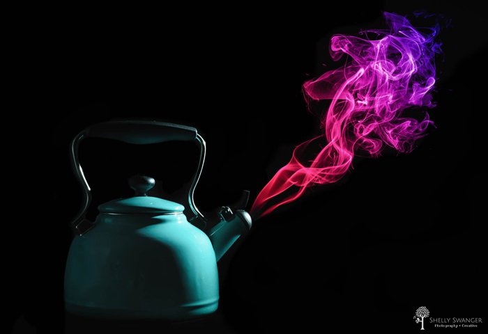 фото чайника с выходящим из него фиолетовым дымом