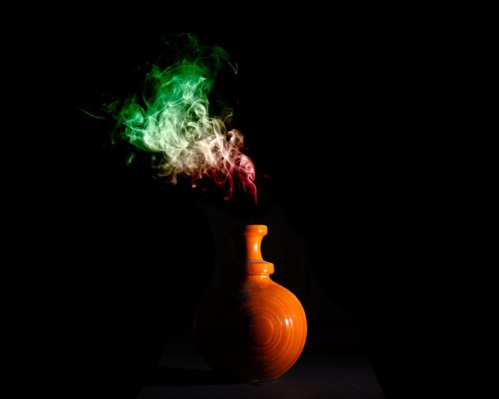 Фотография вазы с выходящим из нее дымом