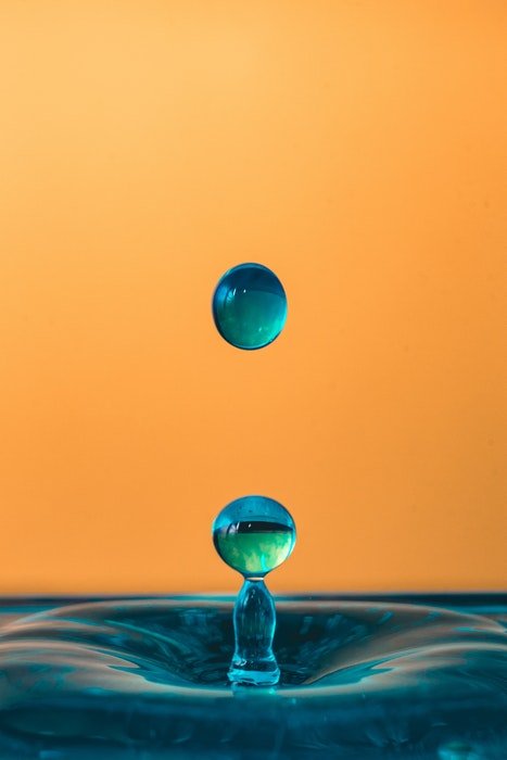 Цветная фотография капель воды