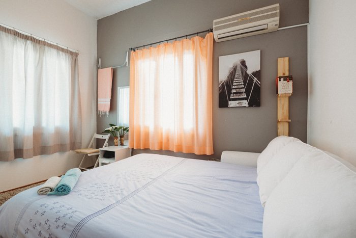 Фотография светлой и просторной спальни для airbnb