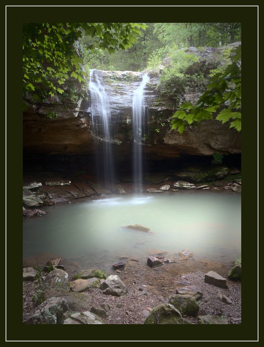 Красивое фото струящегося водопада с зеленой каймой