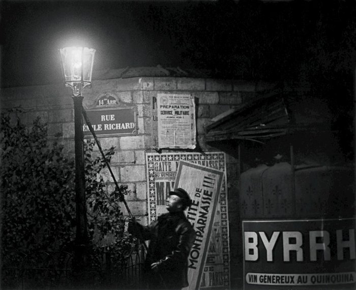 Погашение уличного фонаря, улица Миль Ришар, 1932 год. Photo by Brassa.