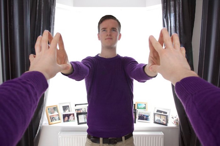 фотография мужчины, стоящего перед зеркалом