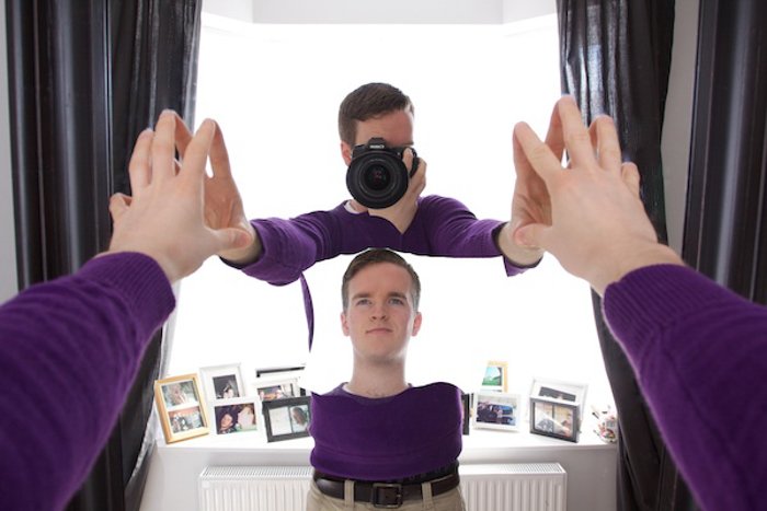Фотография мужчины, фотографирующего себя в зеркале