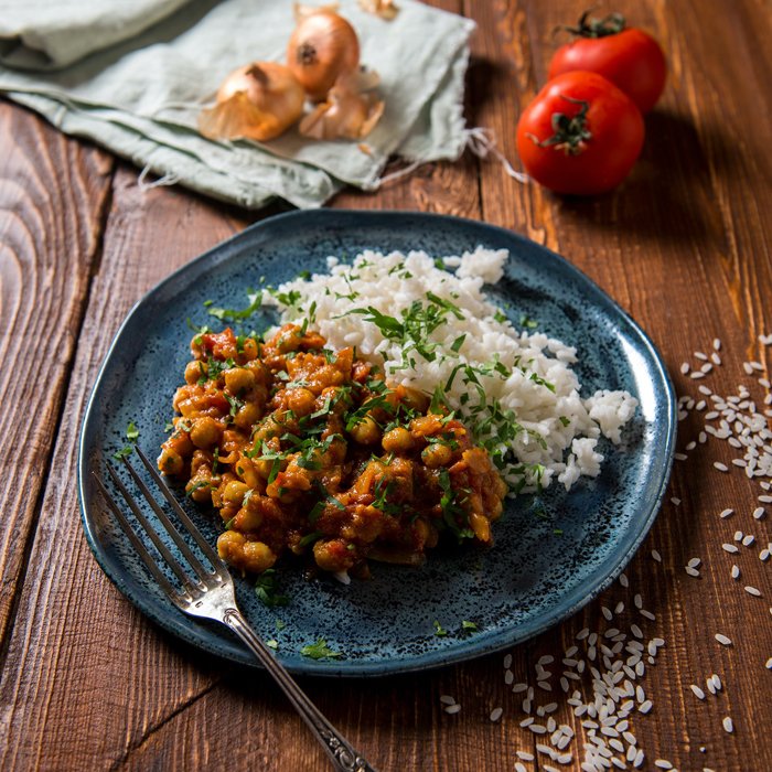 Индийская кухня фотография вкусного карри на голубой тарелке 