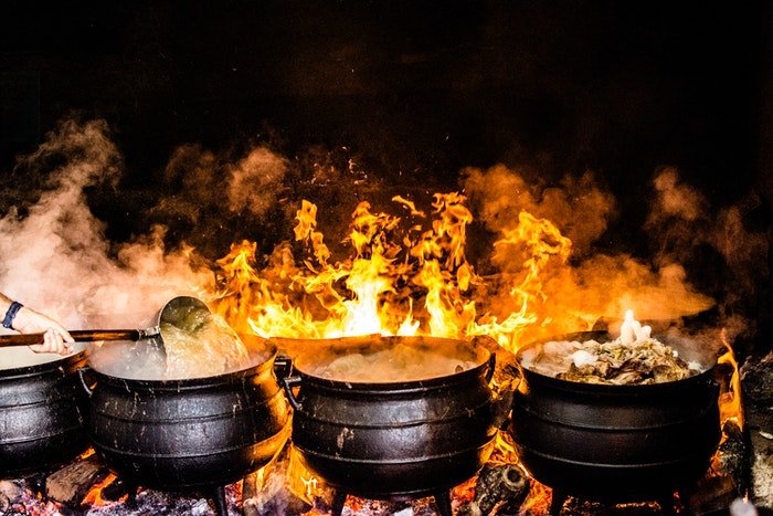 Сцена приготовления индийской еды в горшках на открытом огне