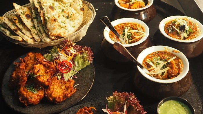 Индийская еда, разложенная на столе
