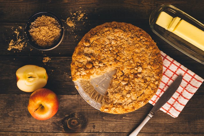 Снимок яблочного пирога на деревянном столе