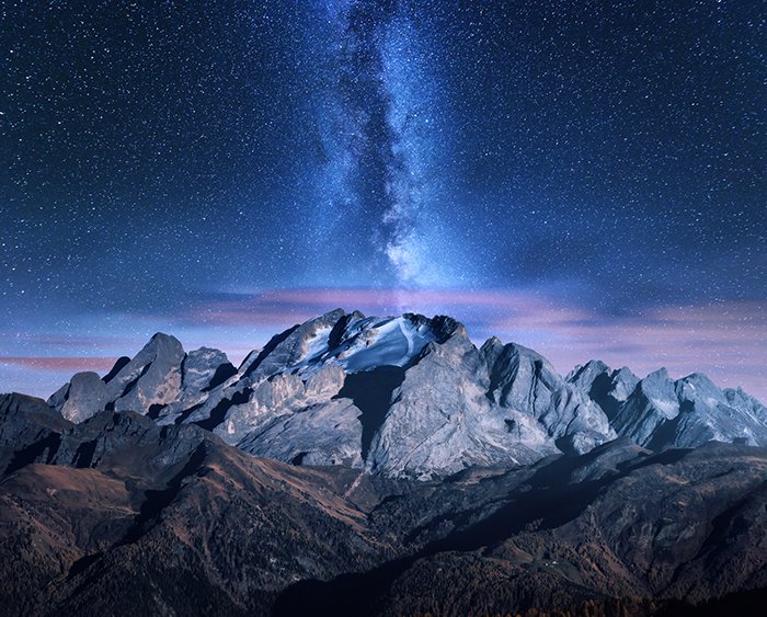 Млечный путь и горы в звездную ночь осенью.