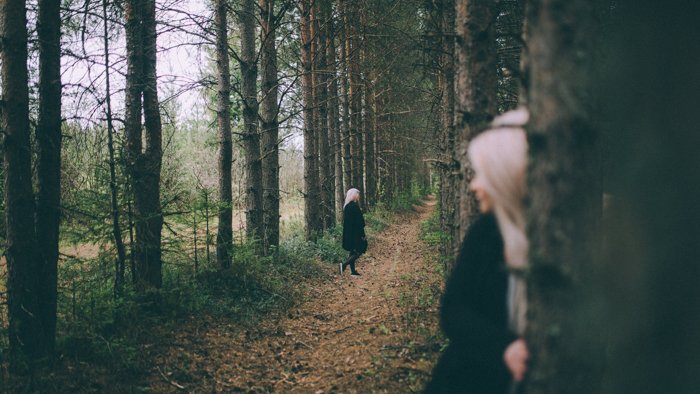 Клонированная женщина идет по лесу