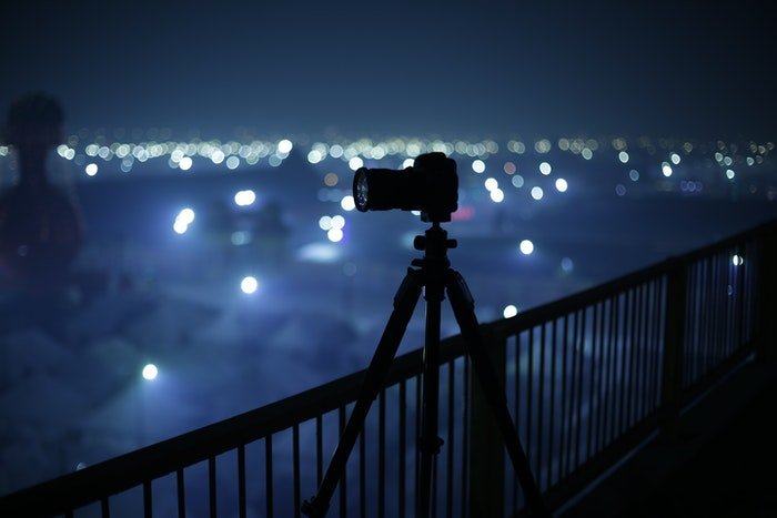 Камера на штативе ночью