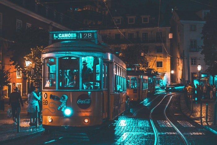 Ночная сцена с трамваем