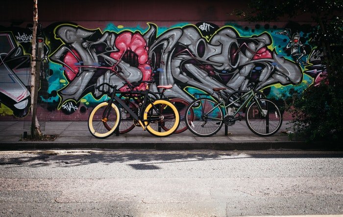 Пример уличной фотографии с граффити и велосипедами
