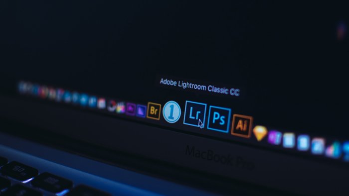 Фотография рабочего стола Mac с Lightroom и Photoshop