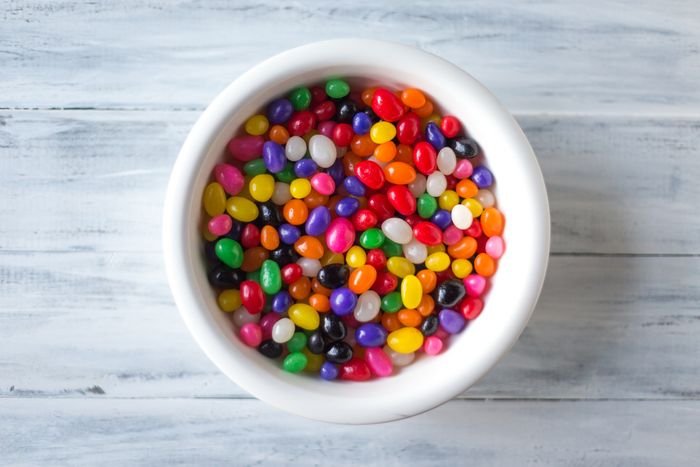 миска с разноцветными конфетами
