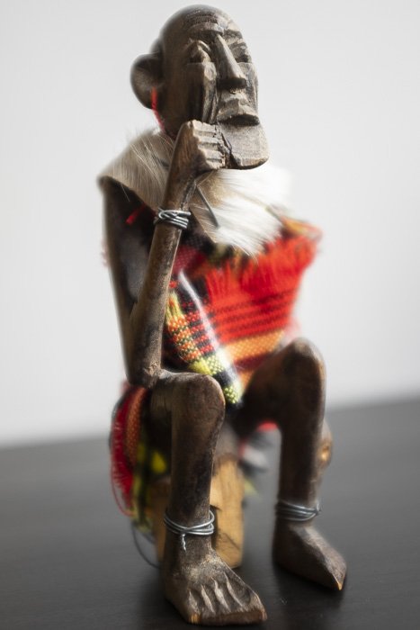 Размытый снимок резной деревянной статуи племени