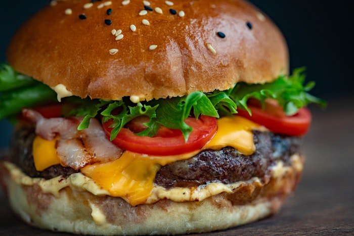 крупный план аппетитно выглядящего гамбургера с помощью приемов фудстайлинга