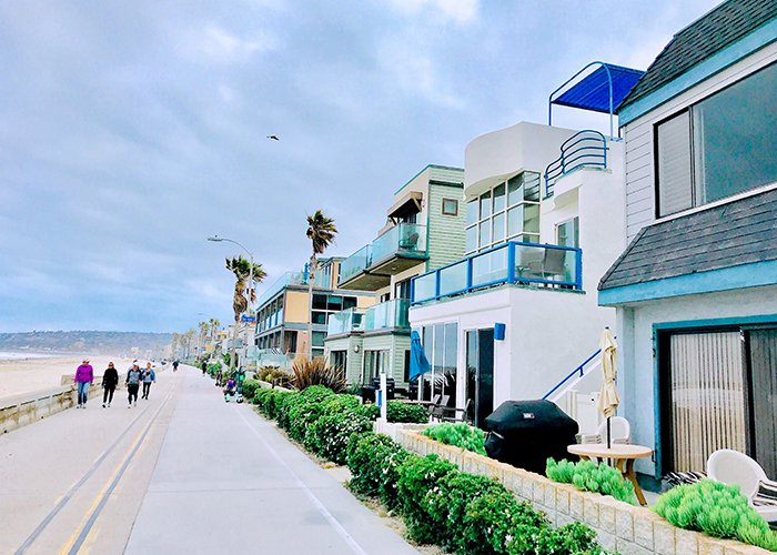 Уличная фотография недвижимости на пляже.