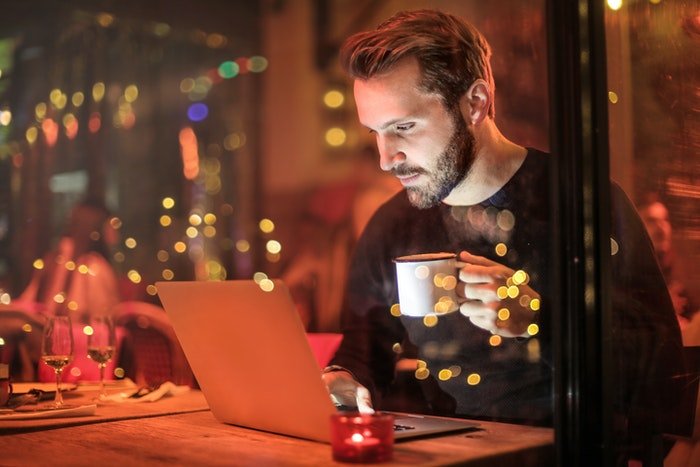 Снимок человека в ночном кафе, освещенном неоновыми огнями