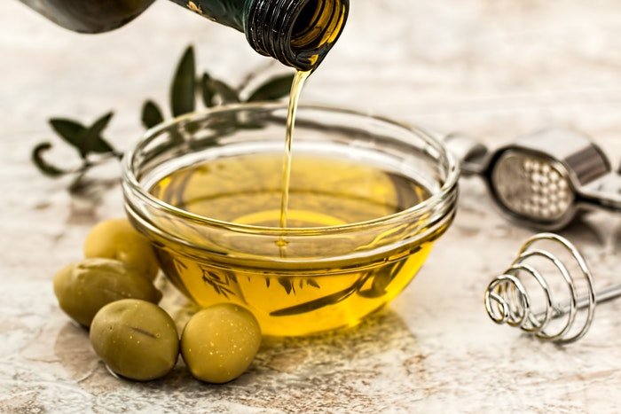 Оливковое масло наливают в миску