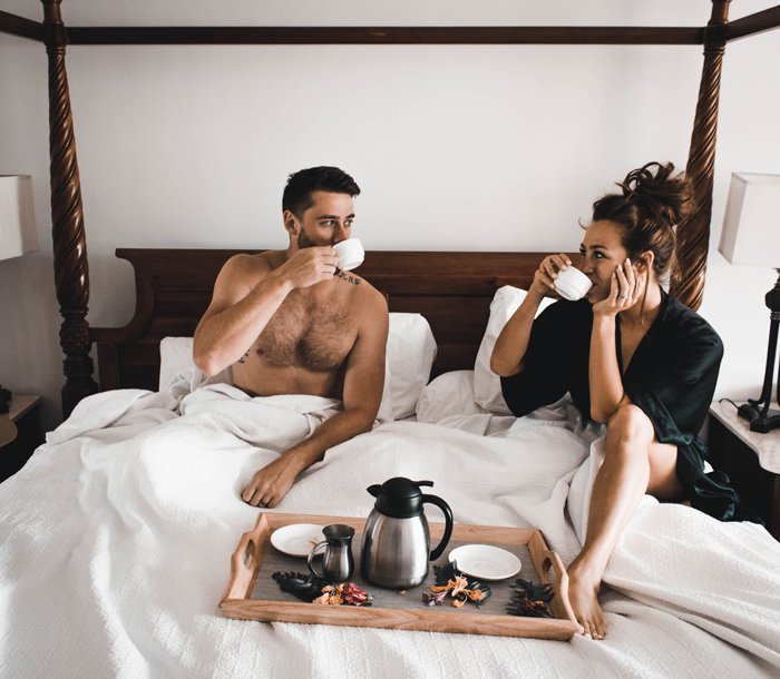 Пара пьет кофе в постели вместе