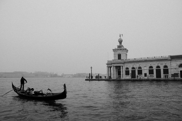 Черно-белое изображение гондолы в Венеции