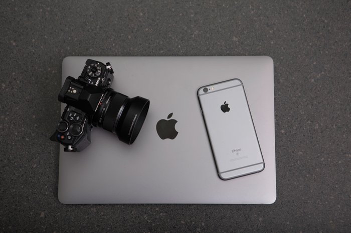 DSLR камера, iPhone и ноутбук