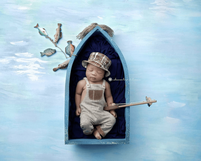 спящий ребенок на рыбалке от известного детского фотографа shannon leigh