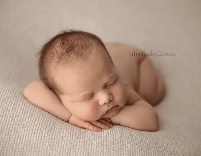 Ребенок спит на простыне от известного детского фотографа Эрин Элизабет Хоскинс