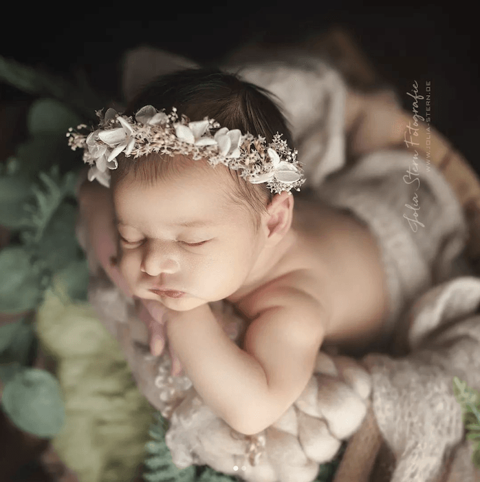 Младенец, спящий в цветах, от известного детского фотографа Джолии Стерн