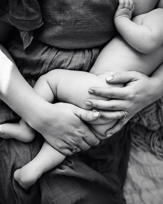 Художественный снимок младенца в черно-белых тонах от фотографа Лорен Грейсон