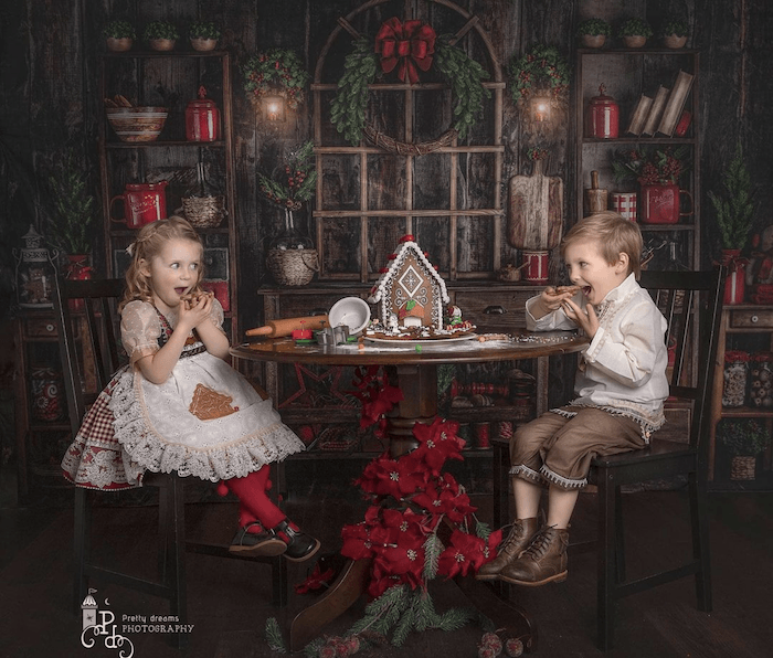 Дети едят пряничный домик от лучшего детского фотографа сони гурли