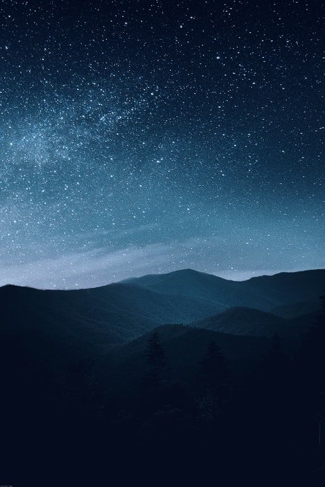 Потрясающий снимок астрофотографии звездного неба над горами