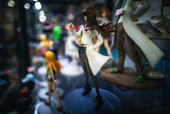 Пластиковая фигурка женщины на полке с другими игрушками