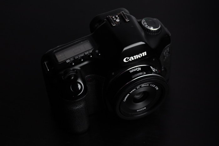 Камера Canon с объективом EF 40mm f/2.8 STM
