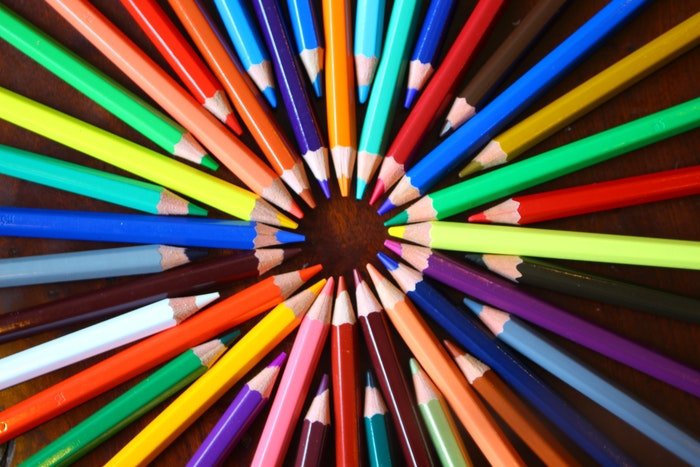 Круг из карандашей для раскрашивания различных ярких оттенков