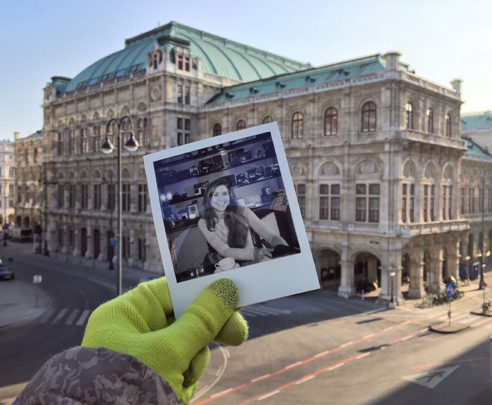 Полароидная фотография улыбающейся девушки на фоне Венского оперного театра