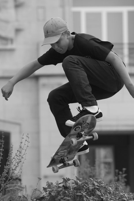 черно-белая фотография прыгающего скейтбордиста
