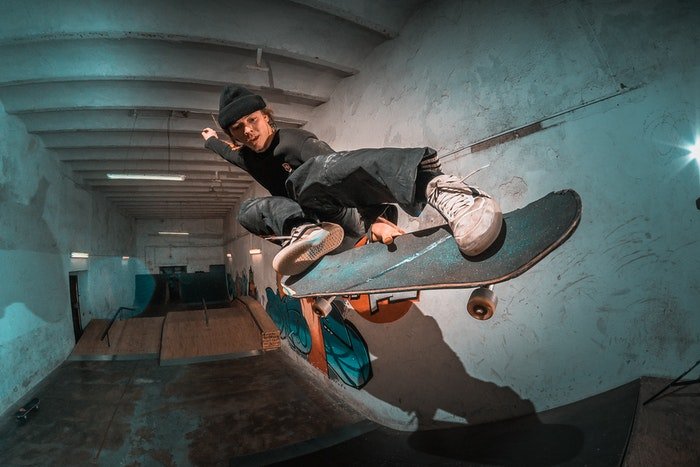 фото скейтбордиста, снятое объективом 