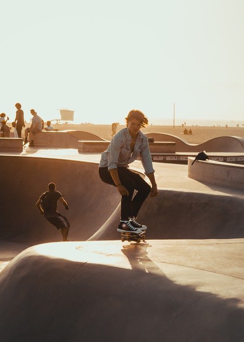 фото скейтбордиста в парке на закате