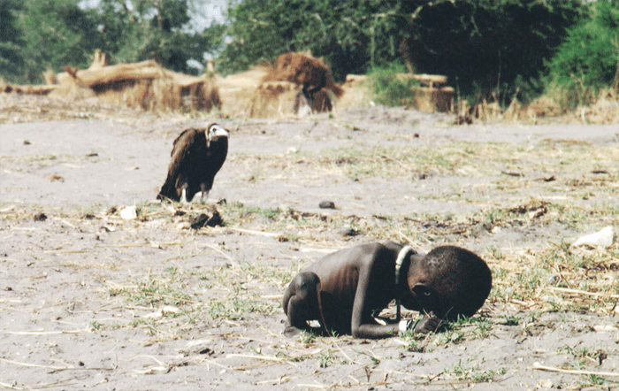 Голодающий ребенок и стервятник, культовая фотография Кевина Картера 1993
